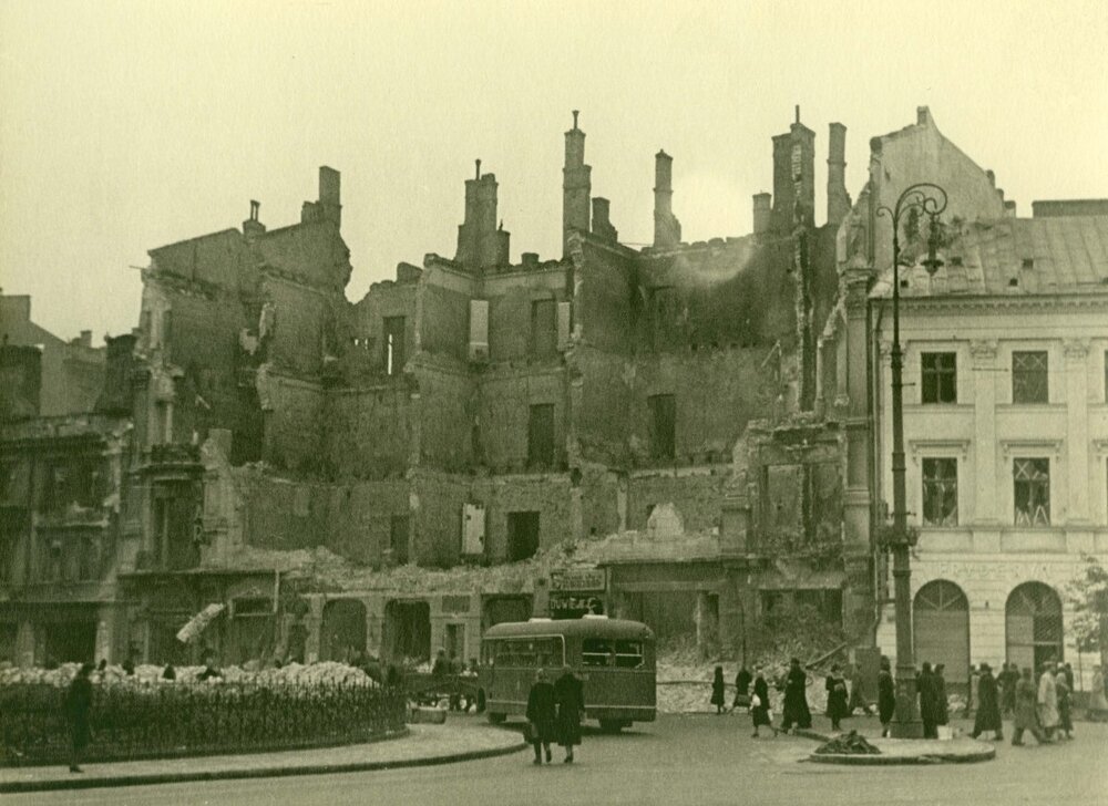 Budynki przy ul. Wierzbowej - widok z placu Teatralnego. Od prawej: fragment kamienicy Petiscusa (ul. Wierzbowa róg Senatorskiej), dalej zburzona kamienica Dmuszewskiego