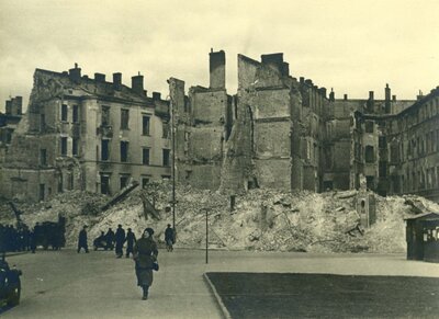Zniszczona zabudowa północnej pierzei placu Piłsudskiego - widok w kierunku północnym. Widoczne ruiny spalonych kamienic przy ul. Wierzbowej 2 i ul. Ossolińskich 8
