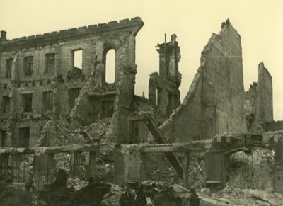 Zniszczona kamienica przy ul. Rynkowej (współcześnie rejon Parku Mirowskiego)
