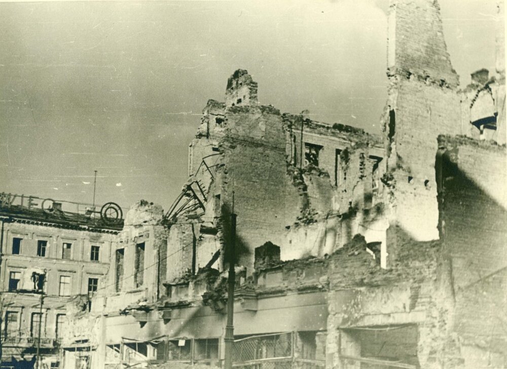 Budynek Orbisu (Al. Jerozolimskie 33 róg ul. Marszałkowskiej 98) - widok w kierunku północnym. Po lewej w głębi kamienica Lothego (Al. Jerozolimskie 34/36 róg ul. Marszałkowskiej 100)