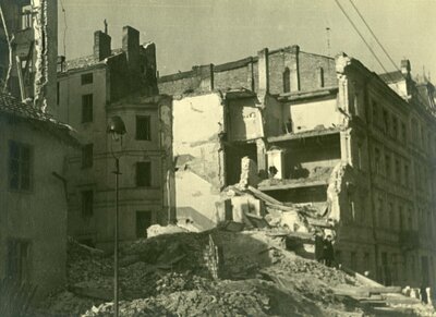 Częściowo zburzony budynek przy ul. Emilii Plater