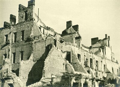 Ruiny zniszczonych budynków na rogu ul. Marszałkowskiej i Wspólnej - widok pod kątem przez ulicę