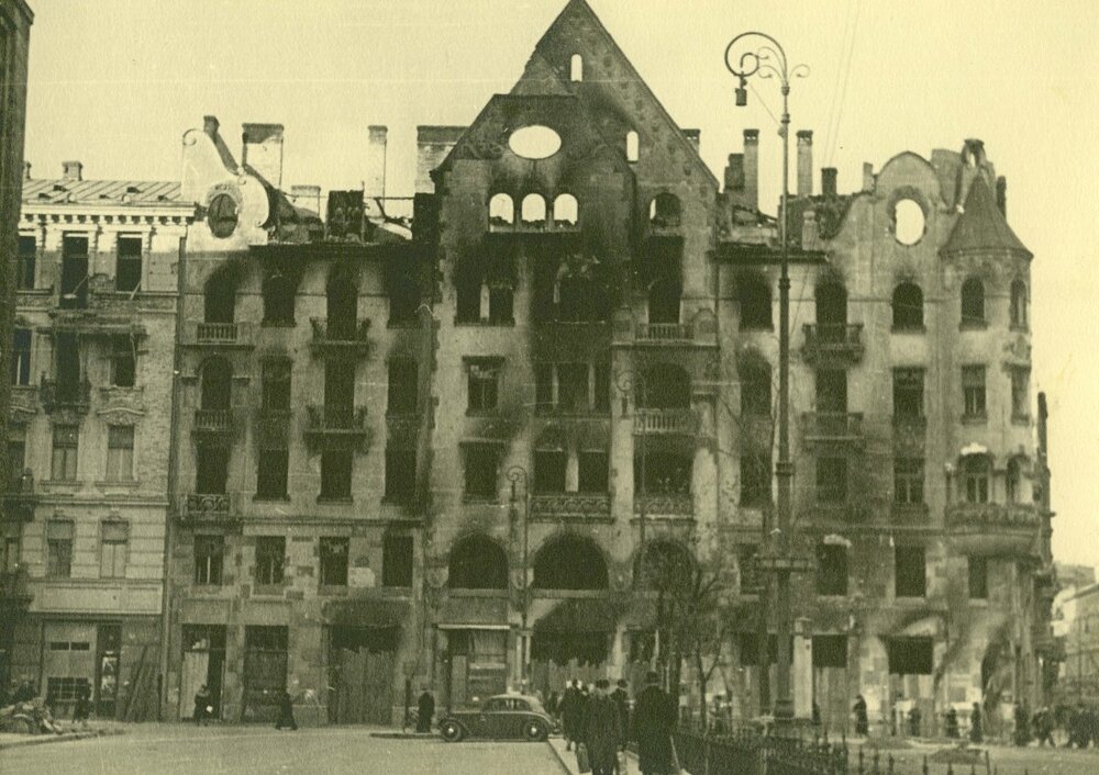 Spalona kamienica hr. Ostrowskiego na rogu ul. Świętokrzyskiej i Mazowieckiej - widok z pl. Napoleona (obecnie pl. Powstańców Warszawy)