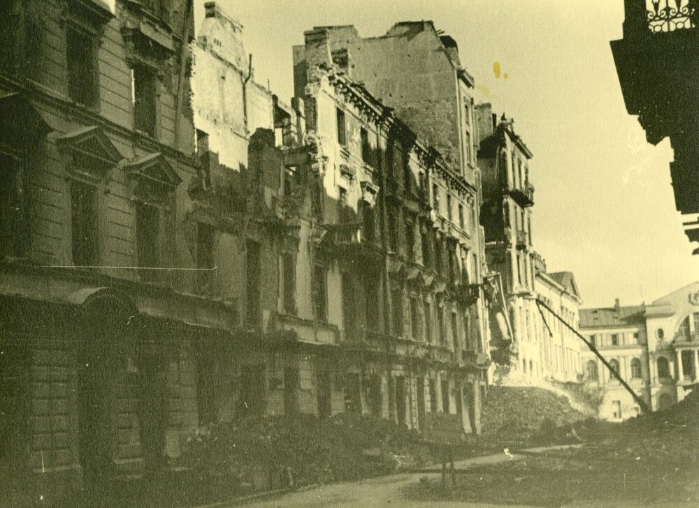 Zniszczone domy po północnej stronie ul. Ordynackiej - widok prawdopodobnie z rogu ul. Kopernika. Na końcu tzw. Dom Miłosierdzia, w tle po prawej budynek Konserwatorium Muzycznego