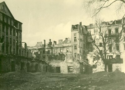 Zniszczone budynki przy ul. Ordynackiej i Okólnik