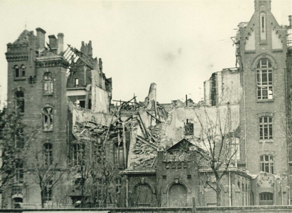 Zniszczony budynek Szkoły Powszechnej przy ul. Szerokiej (obecnie ul. ks. Ignacego Kłopotowskiego)
