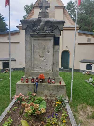 Cmentarz wojenny w Ossowie przed remontem. Fot. BUWiM IPN