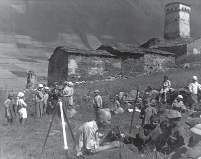 Julien Bryan z kamerą wśród dzieci. Swanetia, 1933 r.
