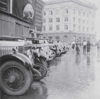 Samochody uczestników VII Wszechświatowego Kongresu Kominternu zaparkowane przed  domem Związków u zbiegu ulicy Ochotnyj riad i Bolszaja Dmitrowka. Moskwa, sierpień 1935 r.