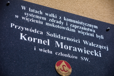 Odsłonięcie tablicy upamiętniającej Kornela Morawieckiego oraz innych członków „Solidarności Walczącej – Warszawa, 30 września 2020. Fot. Sławek Kasper (IPN)
