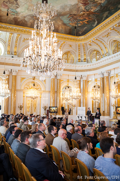 Salę Wielką Zamku Królewskiego w Warszawie zapełnili przedstawiciele prezydenta i parlamentu, laureaci Nagrody z lat poprzednich, naukowcy, kombatanci, dziennikarze, rodziny i bliscy Laureatów