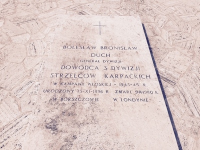 Grób gen. Bronisława Ducha na cmentarzu pod Monte Cassino. Fot. Małgorzata Ptasińska