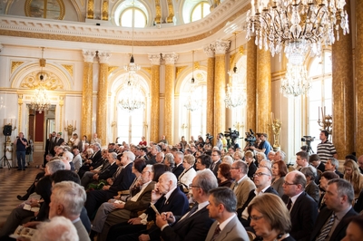 Publiczność zgromadzona w Sali Wielkiej Zamku Królewskiego w Warszawie