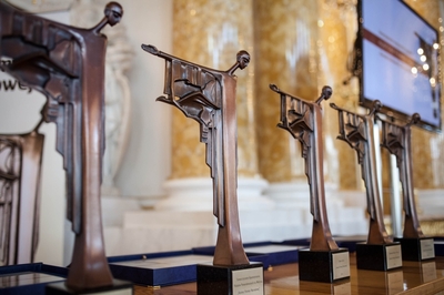 Nagrodzeni otrzymują statuetki i dyplomy
