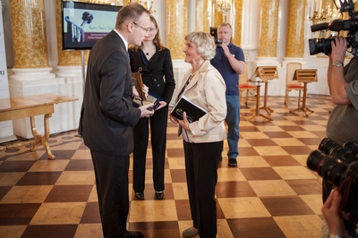 Przewodnicząca Janina Kalinowska odebrała nagrodę Kustosza Pamięci Narodowej przyznaną Stowarzyszeniu Upamiętniania Polaków Pomordowanych na Wołyniu
