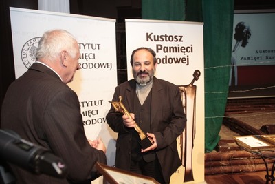 Nagrodę z rąk dr. Franciszka Gryciuka odebrał ks. Tadeusz Isakowicz-Zaleski