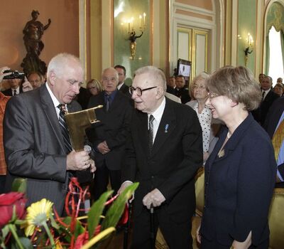 Dr Franciszek Gryciuk wręcza nagrodę Ewie i Władysławowi Siemaszkom
