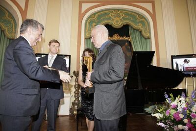 Prof. Leon Kieres wręcza nagrodę Adamowi Macedońskiemu