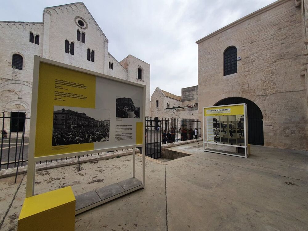 Wystawa „»Wstańcie, chodźmy...« Pierwsza pielgrzymka Jana Pawła II do Polski” – Bari, 6 października – 11 listopada 2020