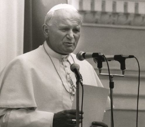 Jan Paweł II podczas spotkania z młodzieżą przed kościołem św. Anny, Warszawa, 3 czerwca 1979 r. Fot. AIPN