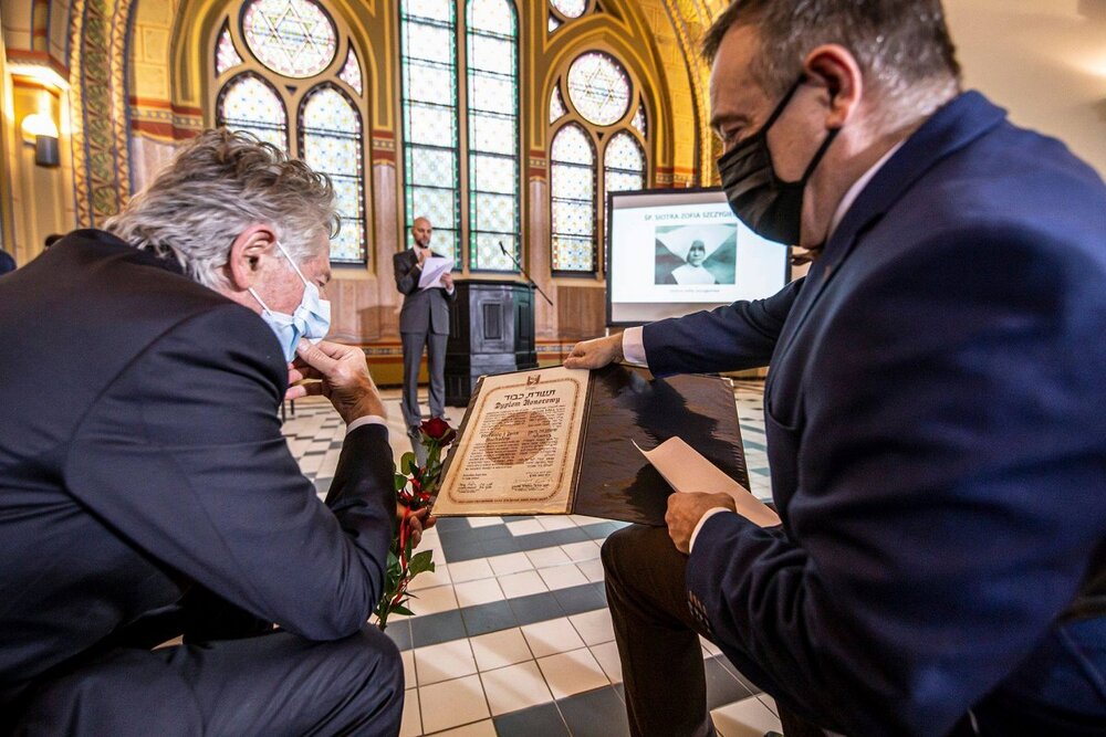 Od lewej: Roman Polański, uratowany podczas wojny przez Stefanię i Jana Buchałów, oraz wnuk Sprawiedliwych – Stanisław Buchała. Fot. Jeremi Astaszow (Muzeum Miasta Gliwice)