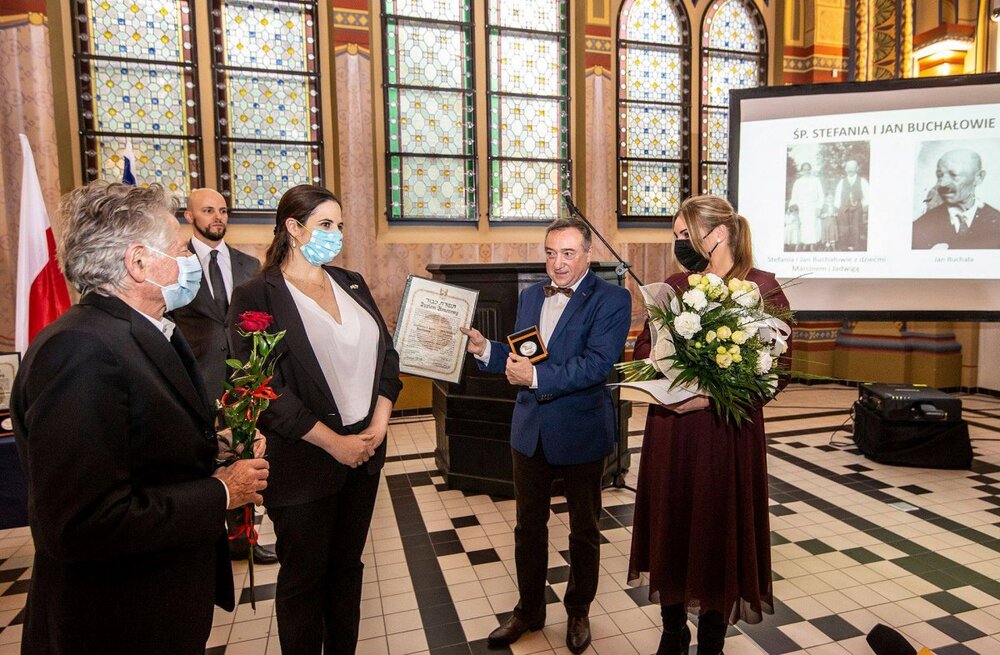 Od lewej: Roman Polański, wiceambasador Izraela Tal Ben-Ari Yaalon, wnuk Sprawiedliwych Stanisław Buchała oraz jego córka Ewelina Rosa. Fot. Jeremi Astaszow (Muzeum Miasta Gliwice)