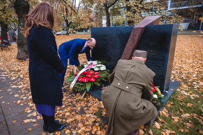 Złożenie kwiatów pod sprofanowanym pomnikiem Węgierskich Honwedów – 2 listopada 2020. Fot. Sławek Kasper (IPN)