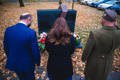 Złożenie kwiatów pod sprofanowanym pomnikiem Węgierskich Honwedów – 2 listopada 2020. Fot. Sławek Kasper (IPN)