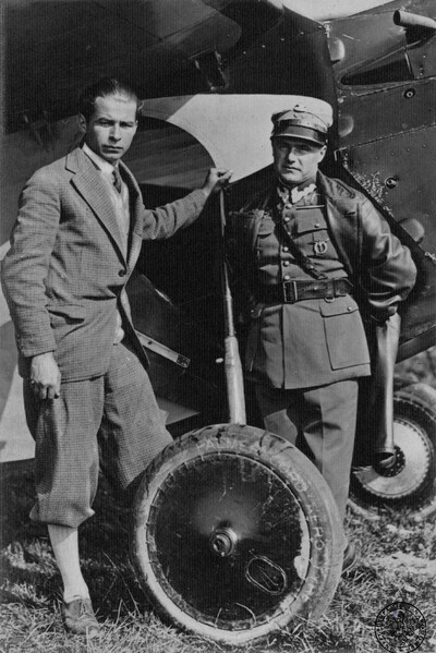 Stanisław Wigura i Franciszek Żwirko pozują do zdjęcia przy niezidentyfikowanym samolocie. Fot. z zasobu IPN (kolekcja: Andrzej Kapłański)