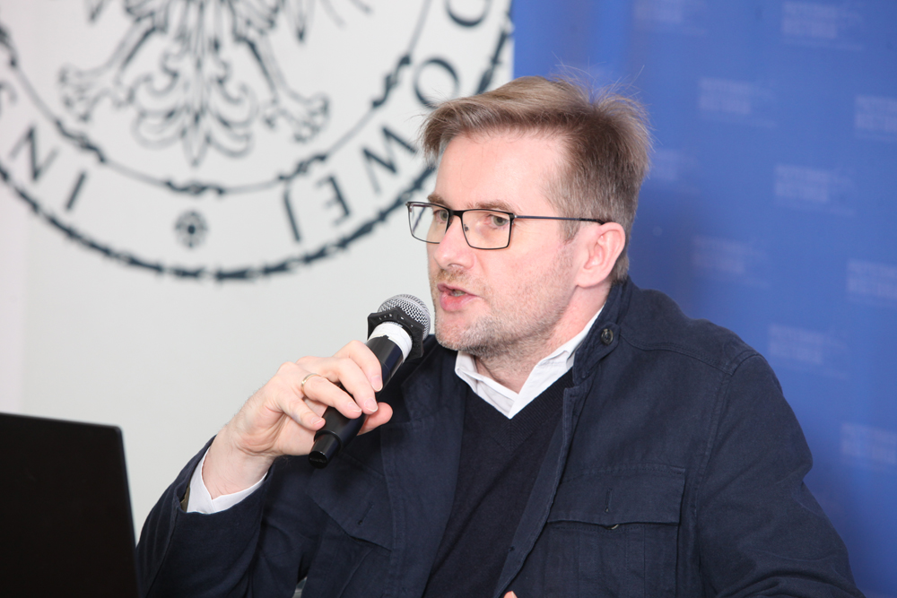 Dr hab. Piotr Majewski podczas wykładu „Doświadczenie II wojny światowej jako wyzwanie urbanistyczne”. Fot. Piotr Życieński (IPN)