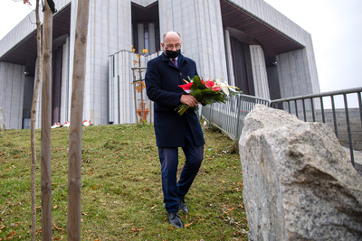 Dr Mateusz Szpytma, wiceprezes IPN, składa kwiaty pod Dębami Niepodległości przy Świątyni Opatrzności Bożej, upamiętniającymi Ojców Niepodległości – 11 listopada 2020. Fot. Sławek Kasper (IPN)