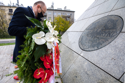 Wiceprezes IPN dr Mateusz Szpytma składa kwiaty pod pomnikiem Czynu Zbrojnego Polonii Amerykańskiej – Warszawa, 11 listopada 2020. Fot. Sławek Kasper (IPN)
