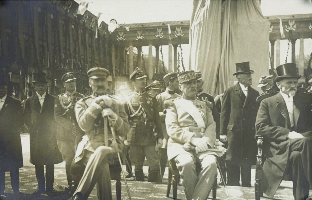 Uroczystość odsłonięcia pomnika księcia Józefa Poniatowskiego połączona z nadaniem Ferdynandowi Fochowi tytułu marszałka Polski. Na miejscach siedzących: (od lewej) Józef Piłsudski, Ferdynand Foch i Prezydent RP Stanisław Wojciechowski, 3 maja 1923 r. Fot. Biblioteka Narodowa