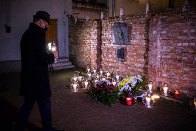 W 80. rocznicę zamknięcia granic getta warszawskiego dr Mateusz Szpytma, wiceprezes IPN zapalił znicz przy murze getta – 16 listopada 2020. Fot. Sławek Kasper (IPN)
