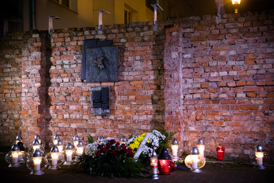 W 80. rocznicę zamknięcia granic getta warszawskiego dr Mateusz Szpytma, wiceprezes IPN zapalił znicz przy murze getta – 16 listopada 2020. Fot. Sławek Kasper (IPN)