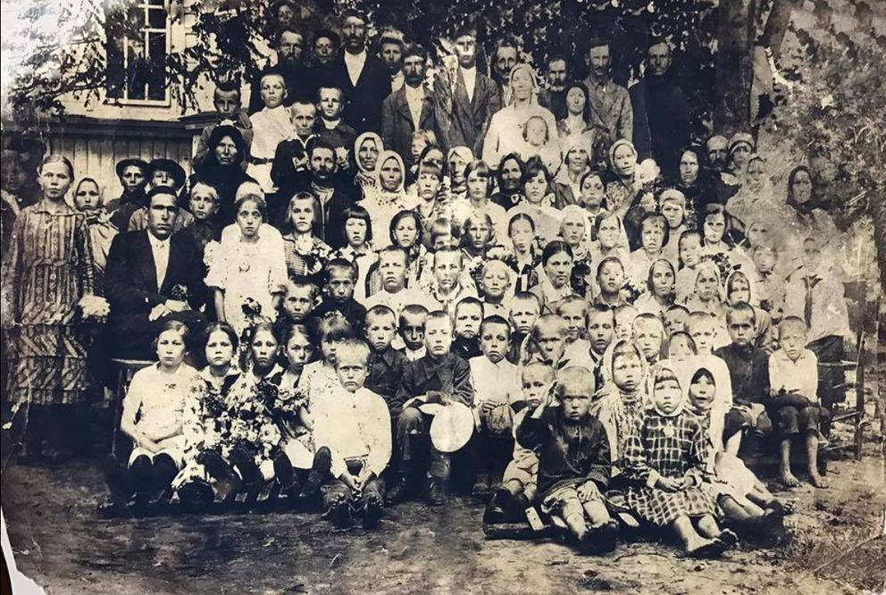 Polska społeczność przed kościołem św. Jozafata we wsi Jabłonne pod Dołbyszem w Ukraińskiej SRS, ok. 1936 r. Mężczyźni z Jabłonnego zostali wymordowani przez NKWD podczas operacji polskiej, a większość kobiet z dziećmi deportowano (fot. ze zbiorów Mariji Zajinczkowskiej)