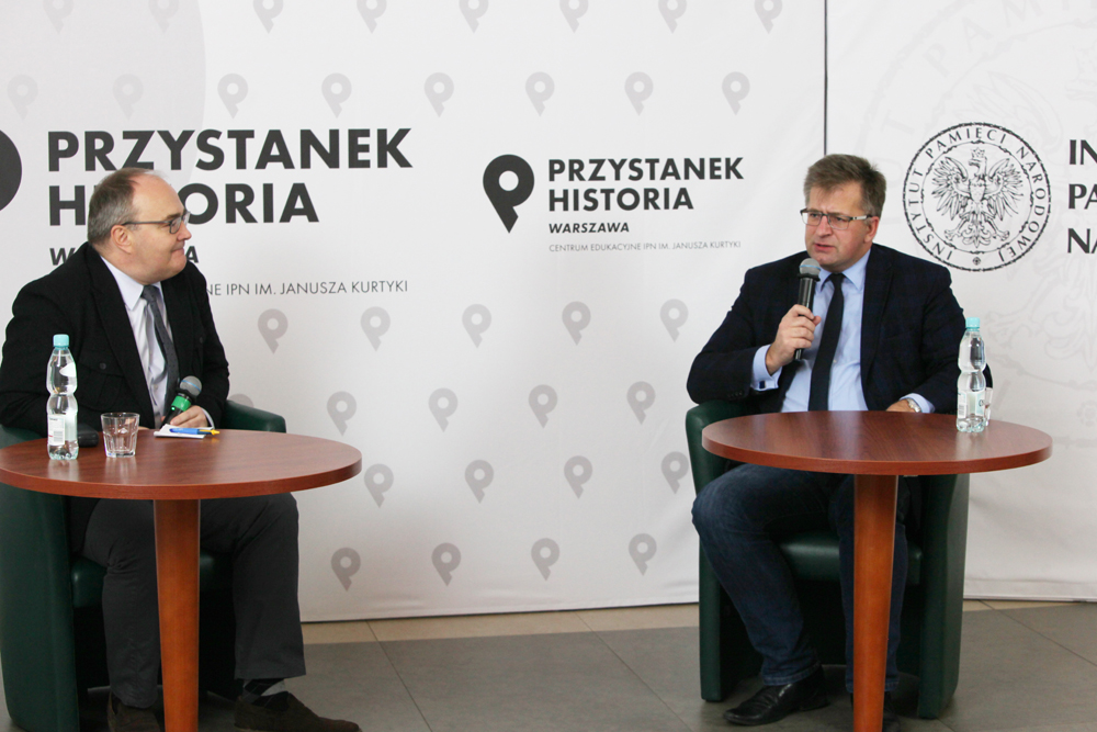 Prof. Mariusz Wołos (P) i dr Krzysztof Rak (L) podczas dyskusji „Czy sojusz polsko-niemiecki był możliwy?” z cyklu „Geneza II wojny światowej” – 17 listopada 2020. Fot. Piotr Życieński (IPN)