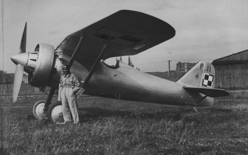 Płk Jerzy Kossowski przy samolocie PZL P-11 w związku z [tu: przed nią w Warszawie?] wizytą polskich lotników w Stanach Zjednoczonych, wrzesień 1932 r. Ze zbiorów Narodowego Archiwum Cyfrowego