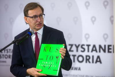Dr Jarosław Szarek prezentuje album o wszystkich dotychczasowych laureatach nagrody „Kustosz Pamięci Narodowej” – 25 listopada 2020. Fot. Sławek Kasper (IPN)