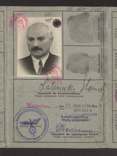 Strona ze zdjęciem kennkarty wystawionej pułkownikowi Janowi Zientarskiemu (tu występującemu i podpisanemu, jako Stanisław Zalesiński). Z zasobu IPN