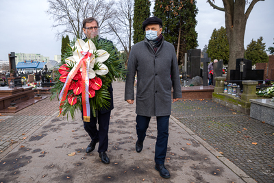 Złożenie kwiatów na grobie Grażyny Lipińskiej – Warszawa, 30 listopada 2020. Fot. Sławek Kasper (IPN)