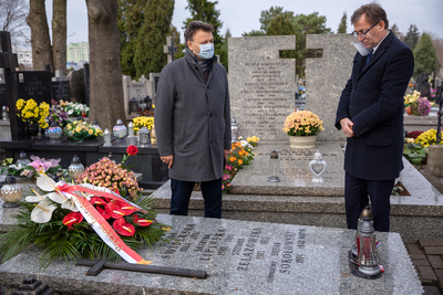 Złożenie kwiatów na grobie Grażyny Lipińskiej – Warszawa, 30 listopada 2020. Fot. Sławek Kasper (IPN)