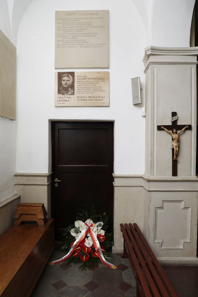 Kwiaty pod tablicą pamięci Grażyny Lipińskiej w kościele św. Katarzyny na warszawskim Służewie – Warszawa, 30 listopada 2020. Fot. Piotr Życieński (IPN)