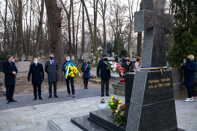 Złożenie kwiatów przez delegacje IPN i UIPN na Cmentarzu Prawosławnym na Woli – Warszawa, 3 grudnia 2020. Fot Sławek Kasper (IPN)