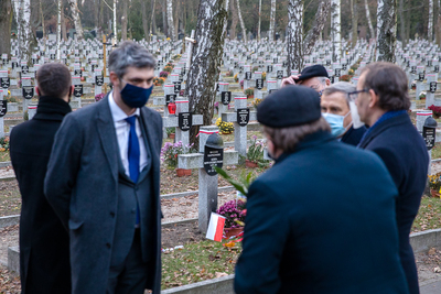 Delegacje IPN i UIPN na Cmentarzu Wojskowym na Powązkach – Warszawa, 3 grudnia 2020. Fot. Sławek Kasper (IPN)