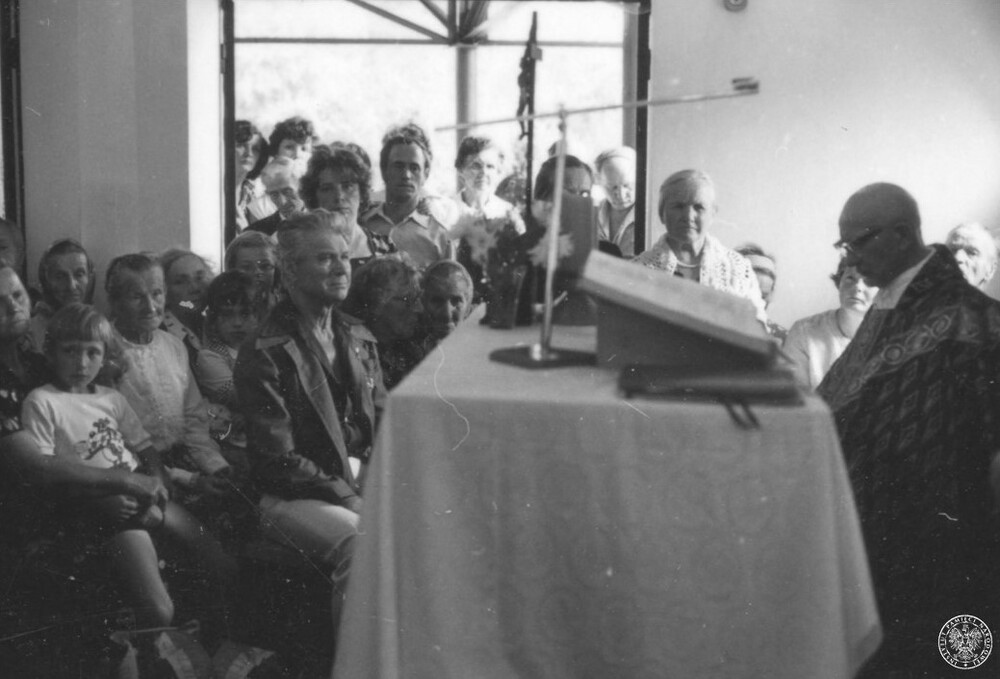 Uroczystości patriotyczno-religijne w 1981 r. w 61. rocznicę wiktorii warszawskiej, Cmentarz Poległych w Bitwie Warszawskiej w Ossowie. Ksiądz prałat Wacław Karłowicz odprawia za ołtarzem mszę w kaplicy pw. Matki Boskiej Zwycięskiej na tym Cmentarzu. Fot. z zasobu IPN
