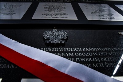 Tablica upamiętniająca funkcjonariuszy Policji Państwowej województwa białostockiego, zamordowanych przez NKWD – Białystok, 18 listopada 2020