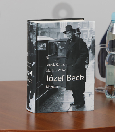 Okładka książki Marka Kornata i Mariusza Wołosa pt.: „Józef Beck. Biografia”. Fot. Piotr Życieński (IPN)