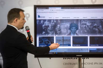 Dr Rafał Leśkiewicz – redaktor naczelny portalu „Przystanek Historia” omówił podczas konferencji pierwszy rok pracy portalu – 10 grudnia 2020. Fot. Sławek Kasper (IPN)