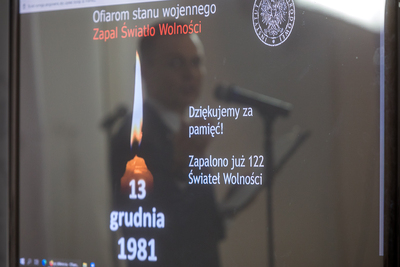 Zaprezentowano także coroczną akcję związaną z rocznicą wprowadzenia stanu wojennego – „Zapal Światło Wolności” – 10 grudnia 2020. Fot. Sławek Kasper (IPN)